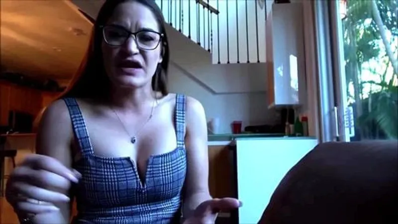 Chán nản busty milf má kế má trong kính đã được thuyết phục cắm sừng với con riêng để chữa cô ấy trầm cảm