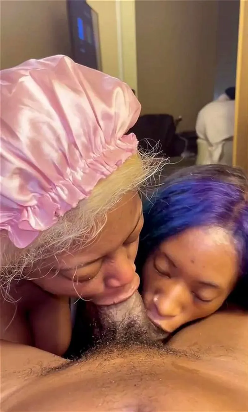 Two thots suck a cục thịt tây đen siêu to