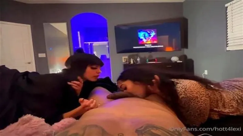 Bú cây hàng từ 2 cô gái nóng bỏng