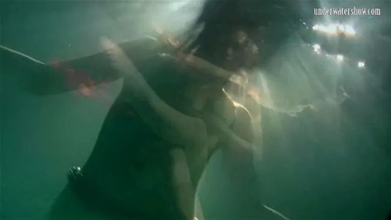Nàng tiên cá rusalka mặc quần áo đỏ bơi trong hồ bơi