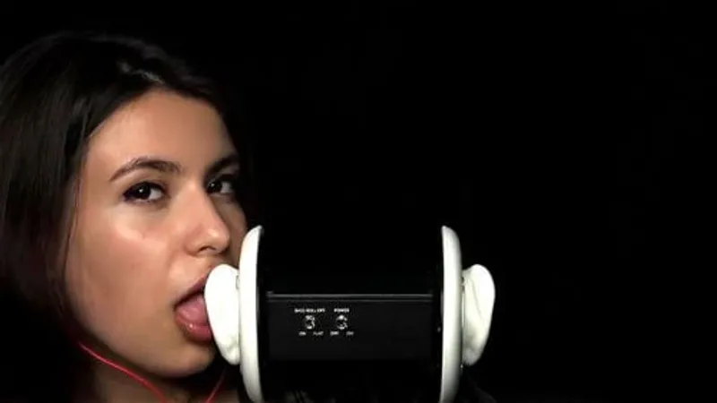 Cô gái nga dễ thương mút tai bạn asmr