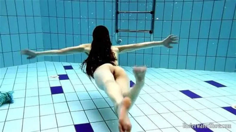 Andrea và monica nhưng janka cũng bị cứng trong hồ bơi