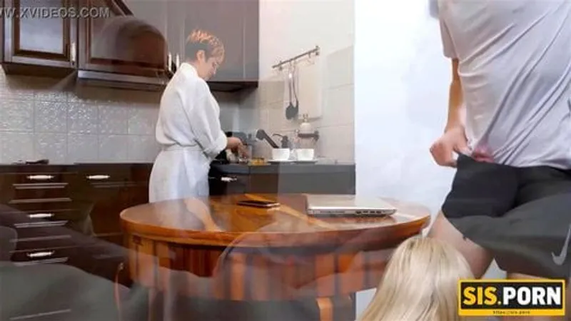 Sispornampperiod người phụ nữ không làm việc nhà không để ý con gái riêng đang vui vẻ với stepbro