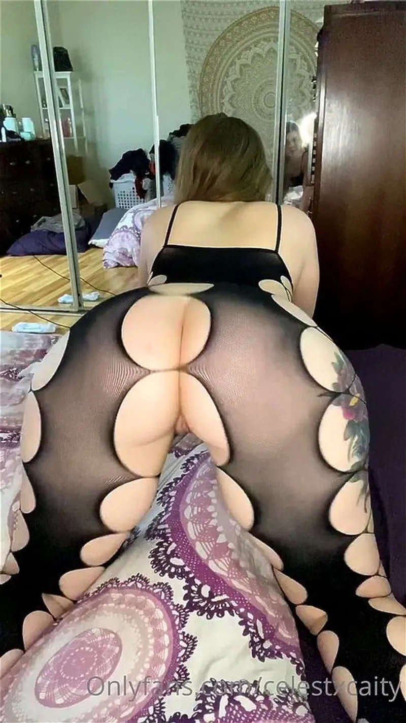 Nửa châu á pawg twerks trên bốn chân trên giường